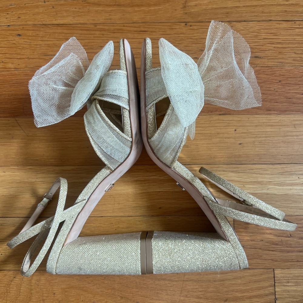 ๐ BADGLEY MISCHKA Tess Block Heel Sandals Tulle Bow Leather Sole Gold Size 7.5 - Picture 7 of 11